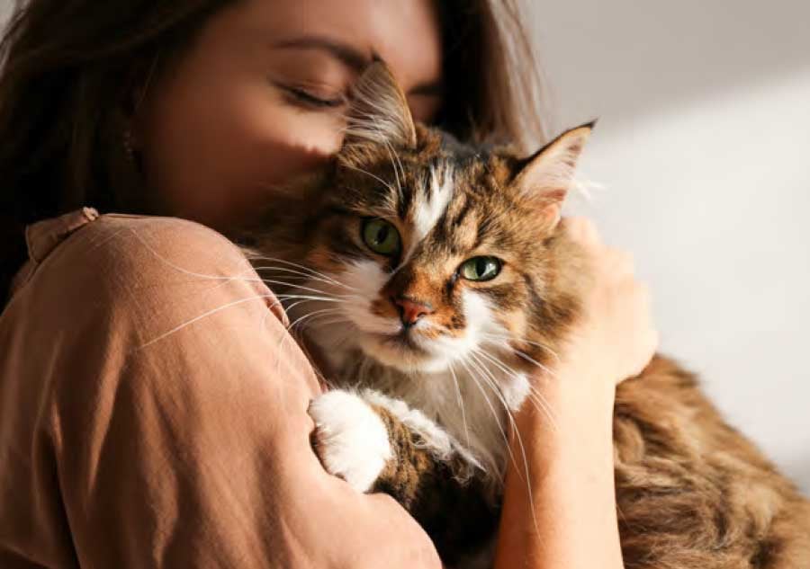 woman_snuggling_cat