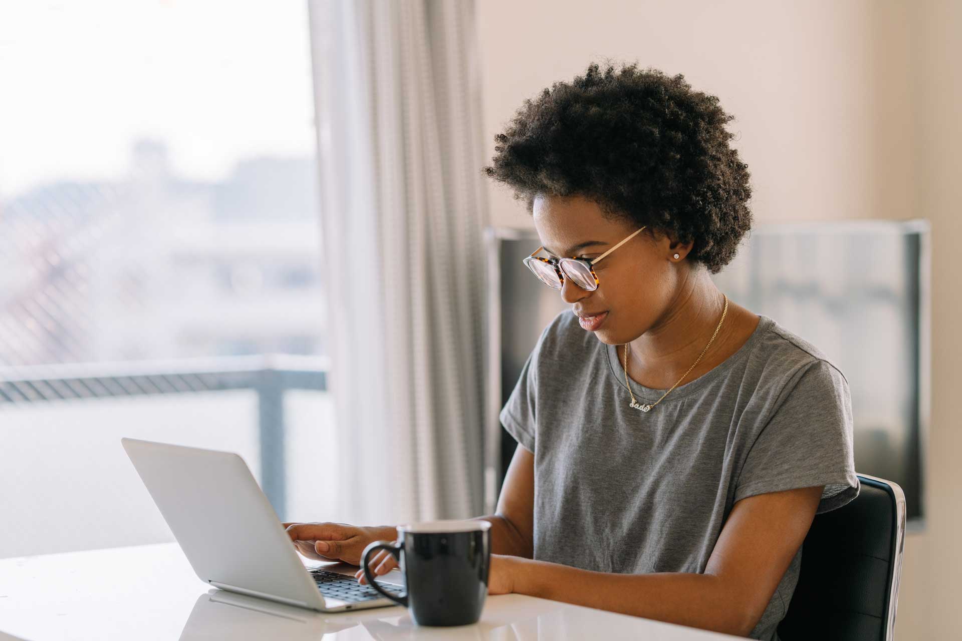 woman_looking_at_laptop