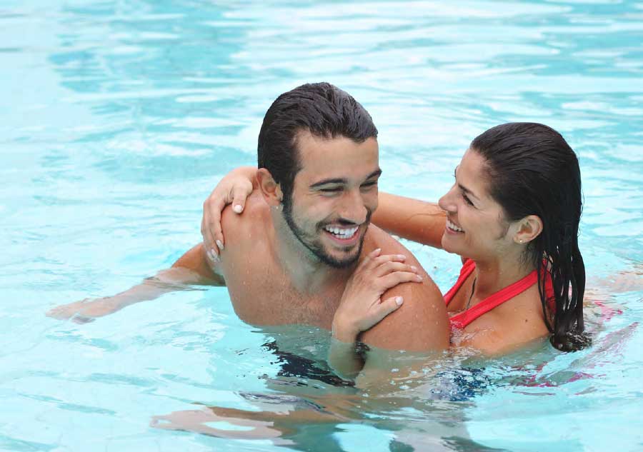 couple_swimming_in_pool_smiling