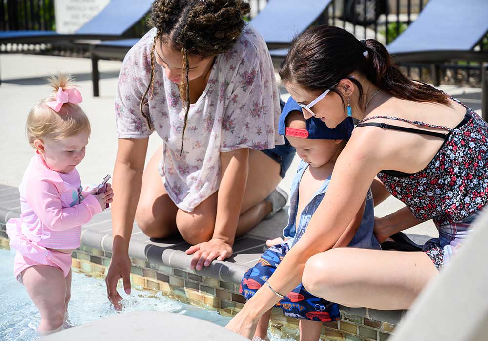 women_with_kids_playing_in_pool